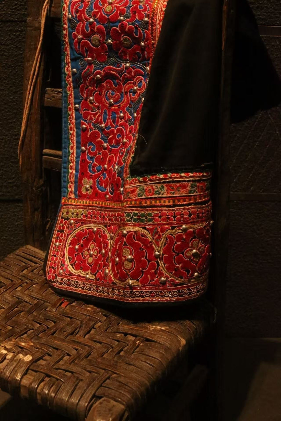 Yi Embroidery | Luxurious Art