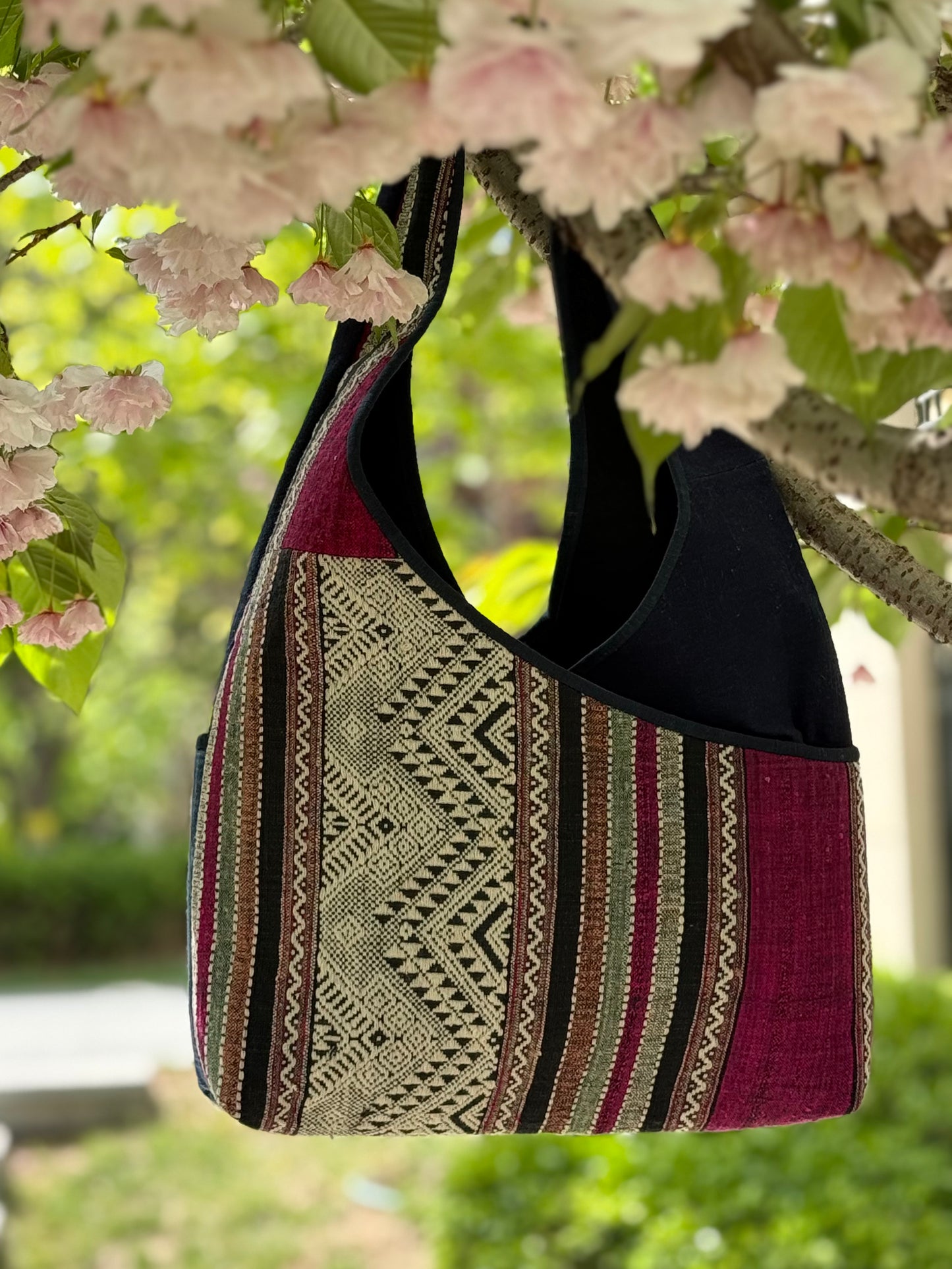 Stiller Kontrast | Tasche mit Tai-Daeng-Brokat & Indigobaumwolle