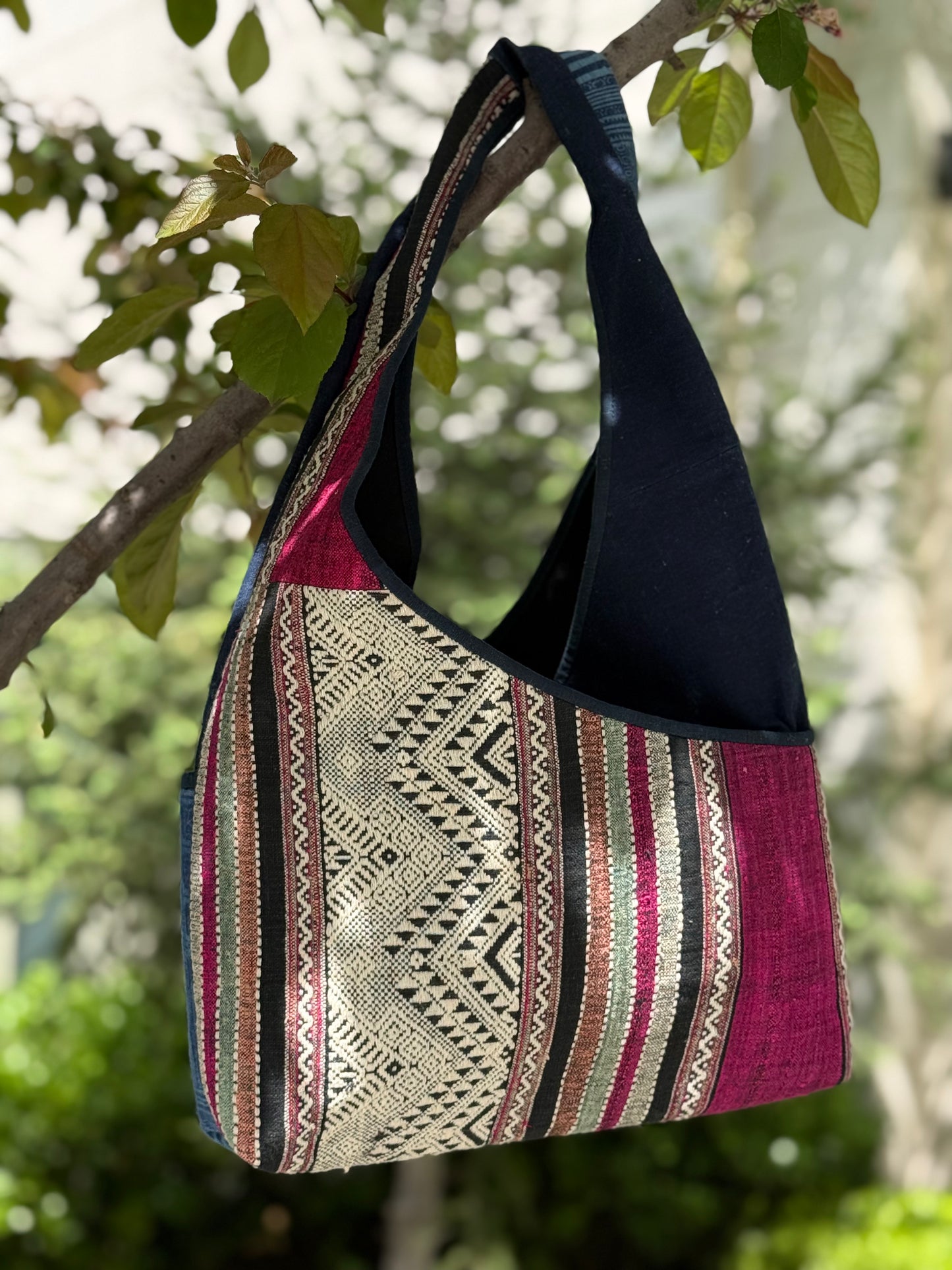Stiller Kontrast | Tasche mit Tai-Daeng-Brokat & Indigobaumwolle