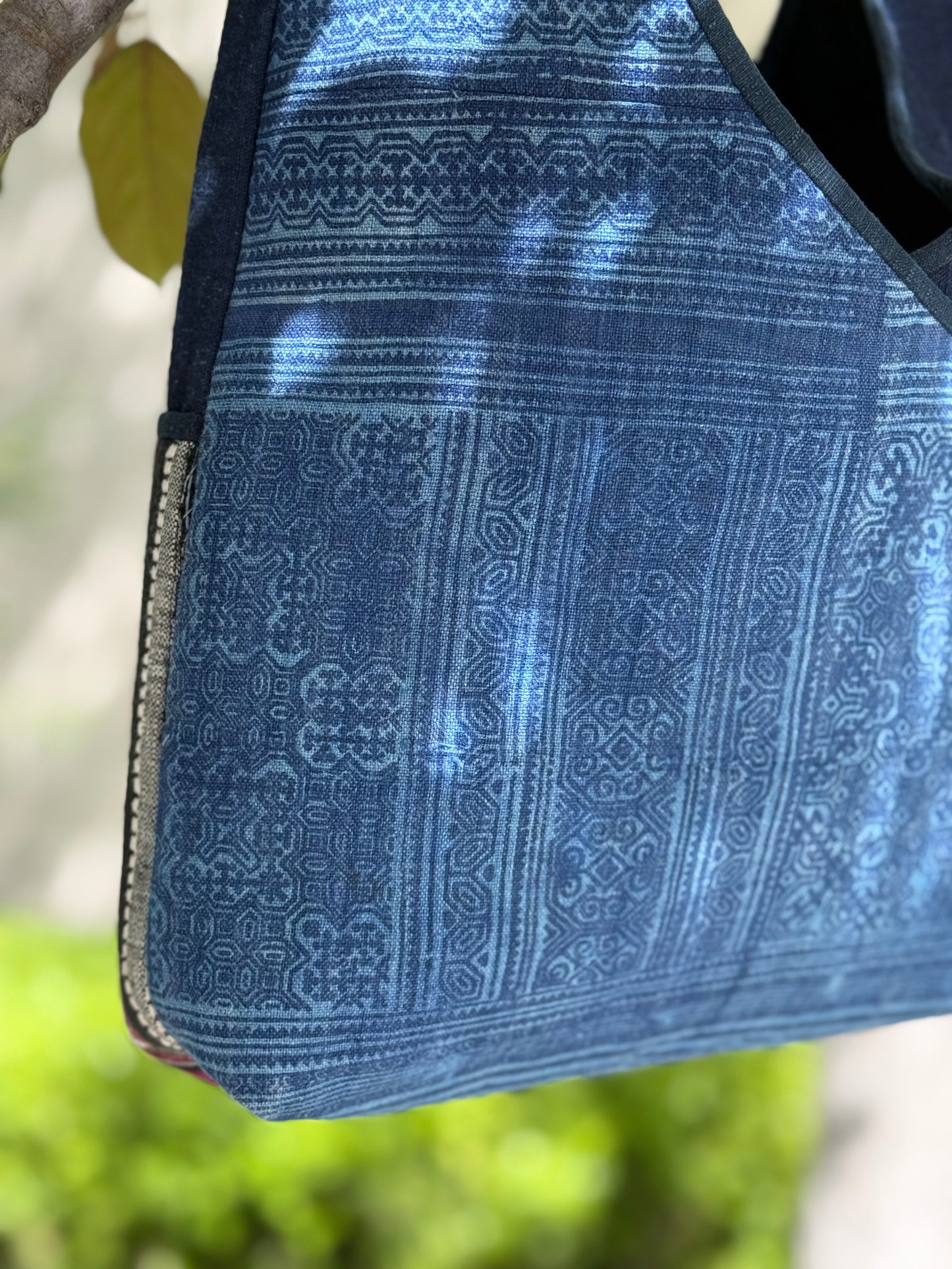 Stiller Kontrast | Tasche mit Tai-Daeng-Brokat & Indigobaumwolle