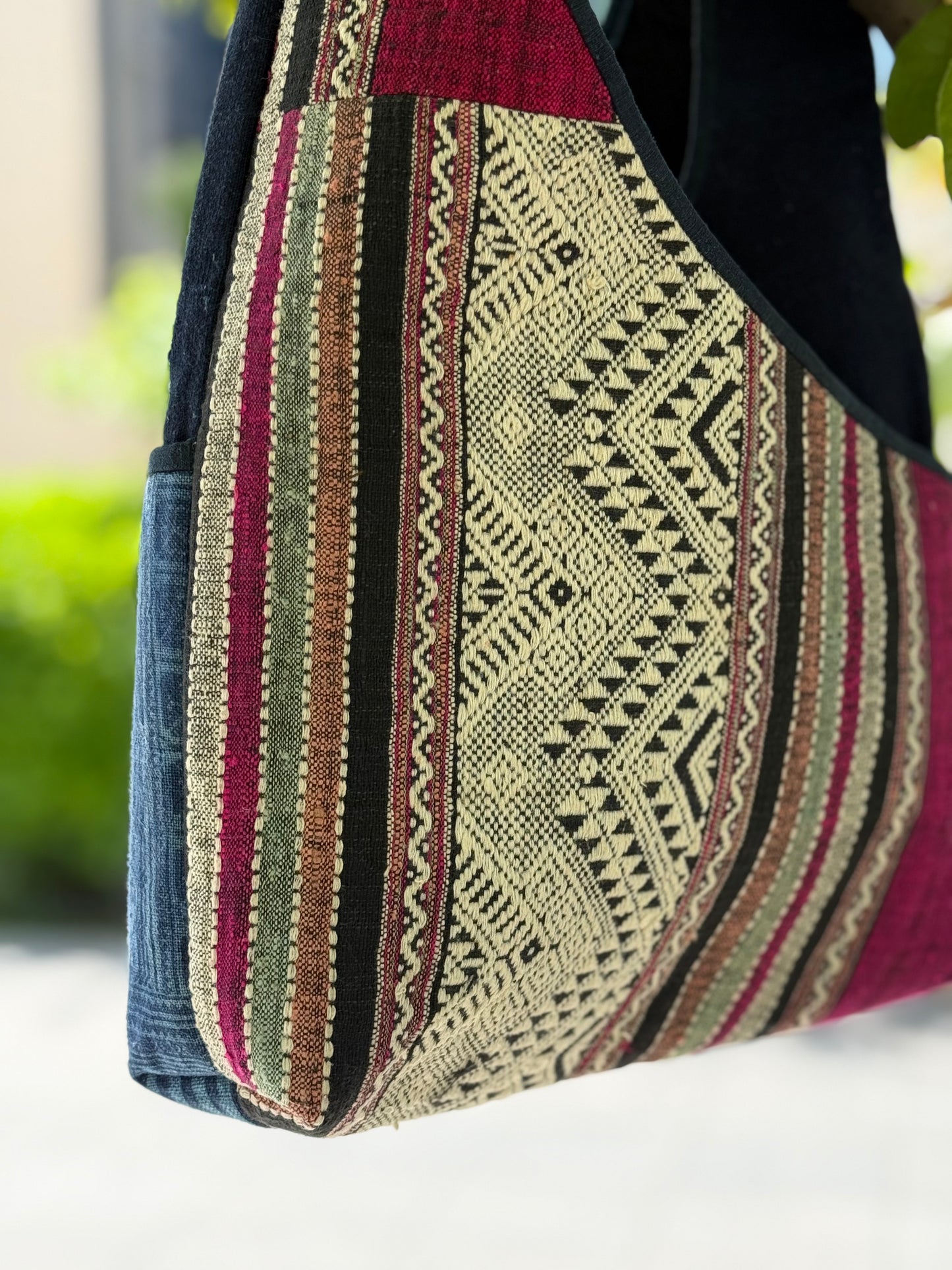 Stiller Kontrast | Tasche mit Tai-Daeng-Brokat & Indigobaumwolle
