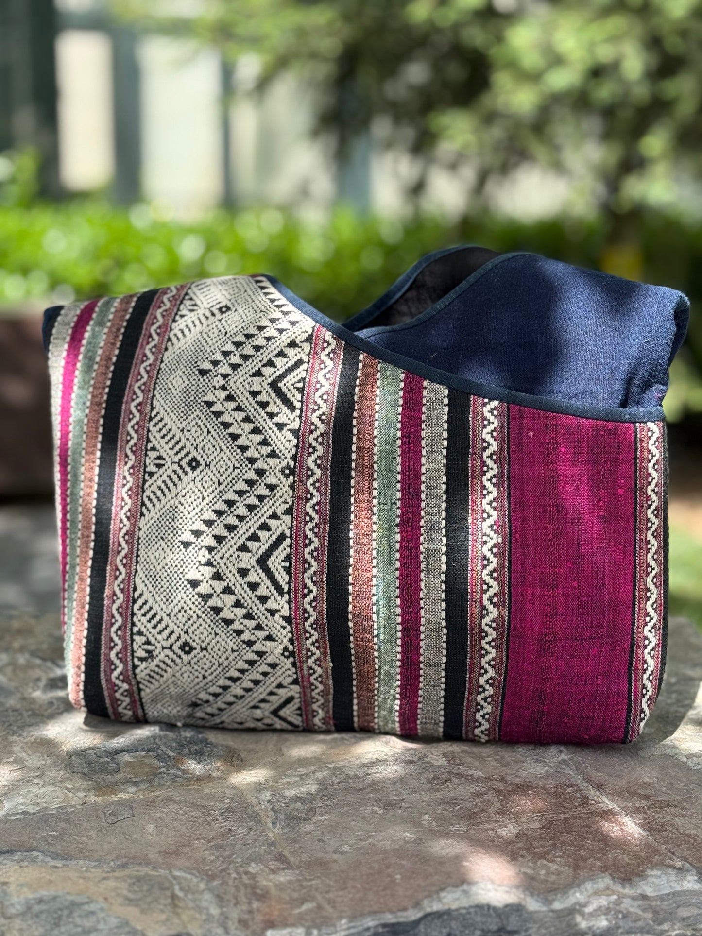 Stiller Kontrast | Tasche mit Tai-Daeng-Brokat & Indigobaumwolle
