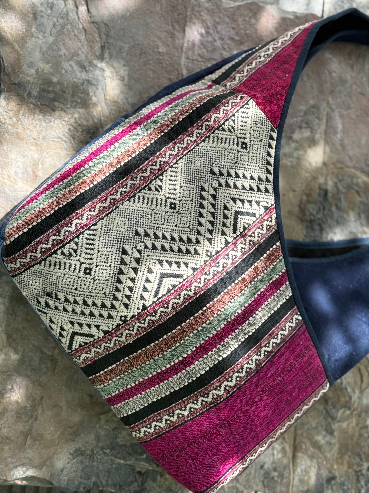 Stiller Kontrast | Tasche mit Tai-Daeng-Brokat & Indigobaumwolle