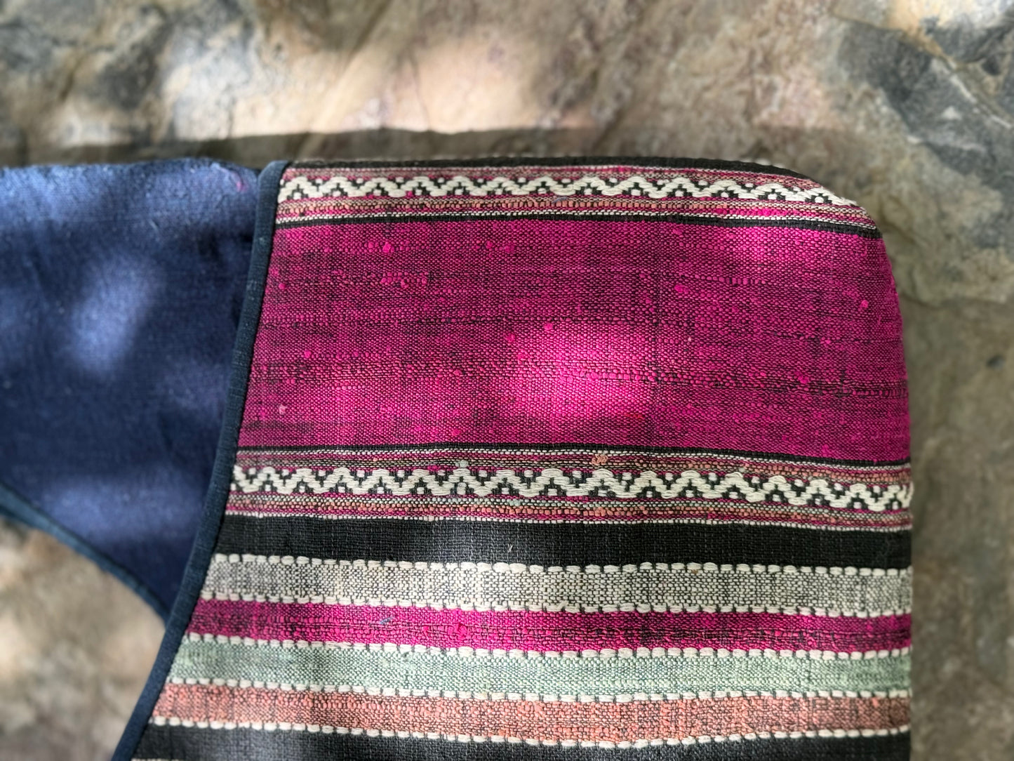 Stiller Kontrast | Tasche mit Tai-Daeng-Brokat & Indigobaumwolle