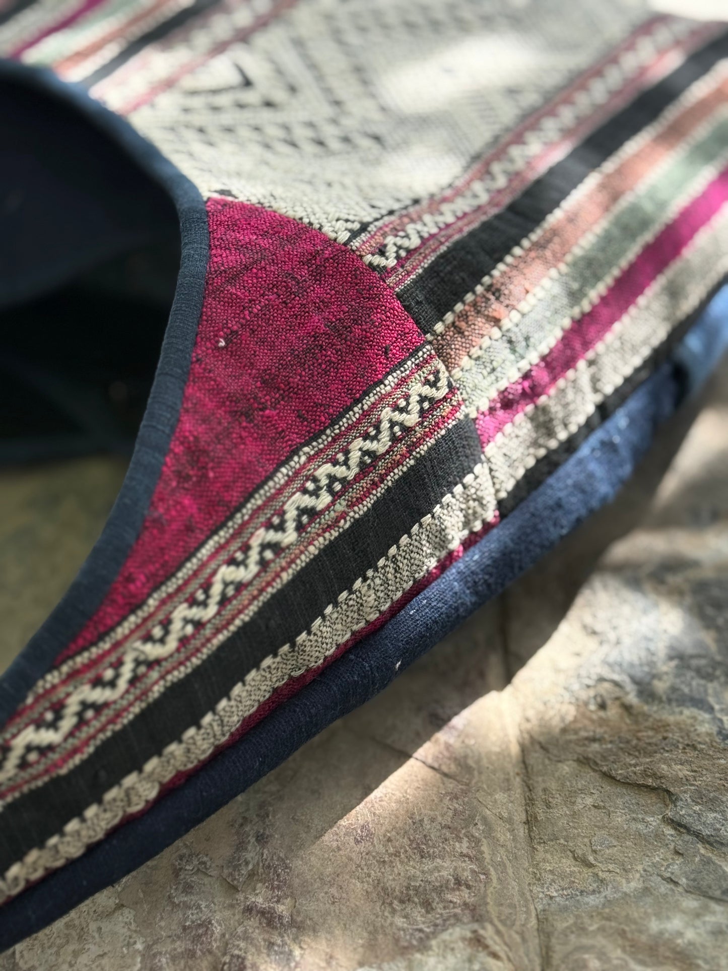 Stiller Kontrast | Tasche mit Tai-Daeng-Brokat & Indigobaumwolle