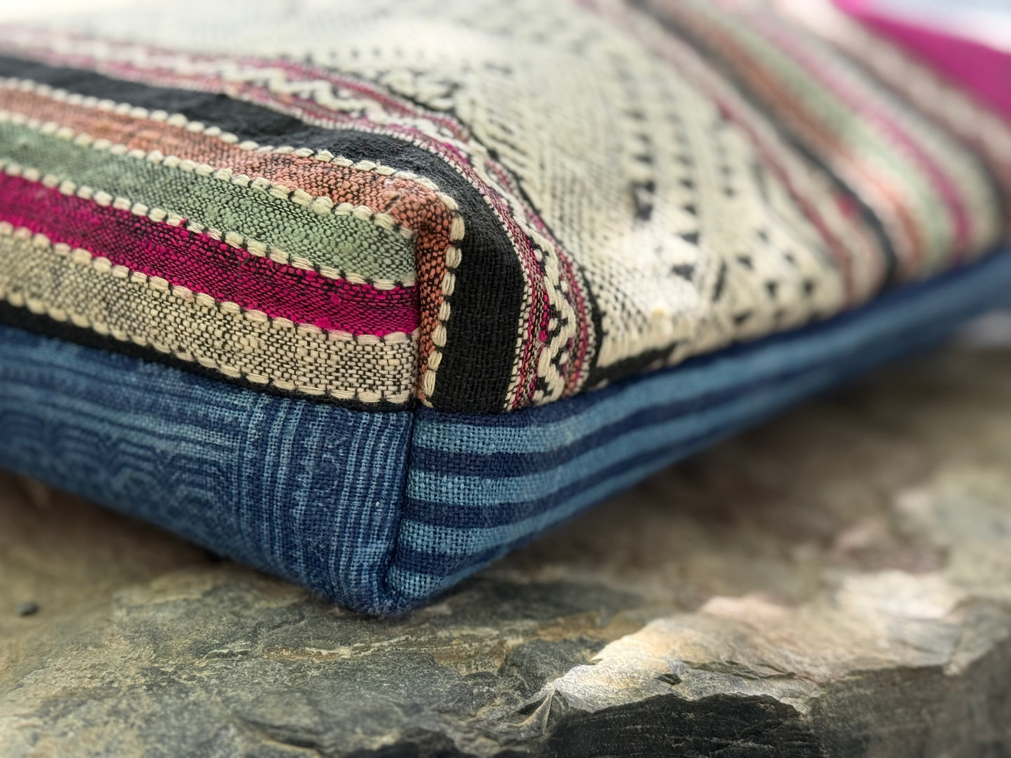 Stiller Kontrast | Tasche mit Tai-Daeng-Brokat & Indigobaumwolle